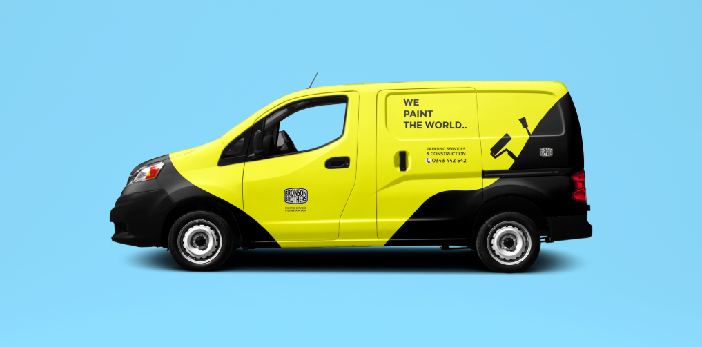 En skåpbil designad i gult och svart med måleridetaljer