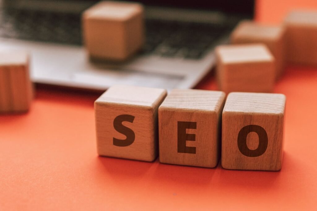 Tre klossar med texten SEO.